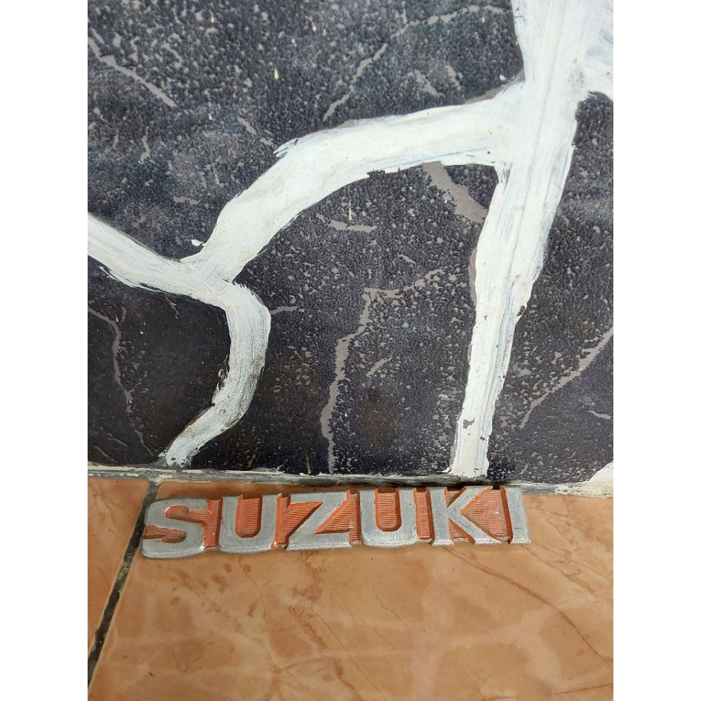 Emblem Tangki Suzuki Twin 125 185 Gt twin 125 185 Ori (sebelah saja)