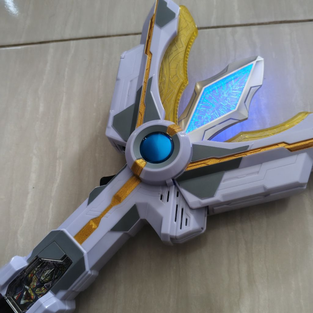 DX GUTS SPRAKLENS Ultraman Trigger (Bandai)