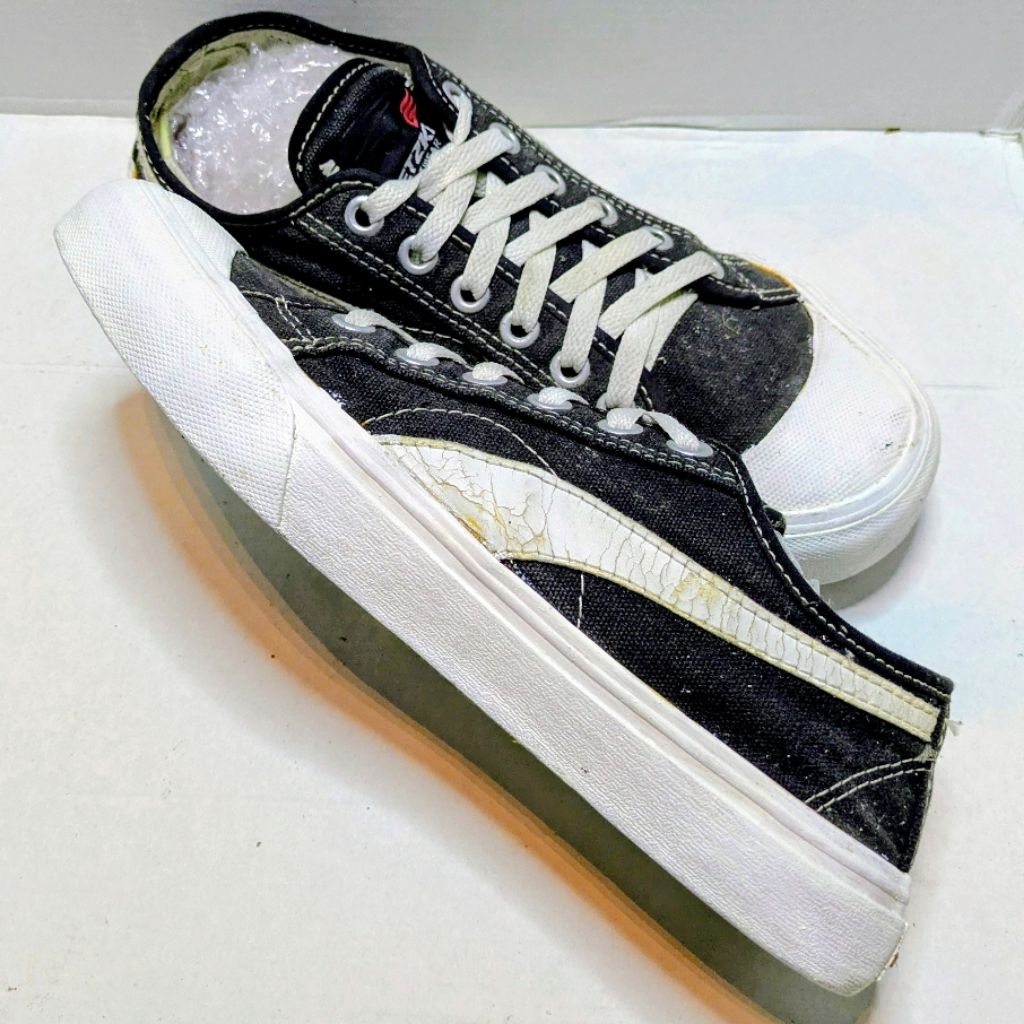 Sepatu Sneaker Casual Getzke Koyoanu Original Second Preloved