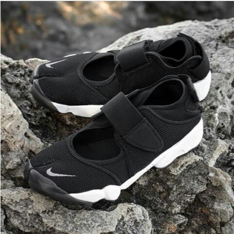 SANDAL NIKE AIR RIFT BREATHE BLACK WHITE ORIGINAL FREE PAPER BAG DAN FREE KAOS KAKI SEPATU UNISEX