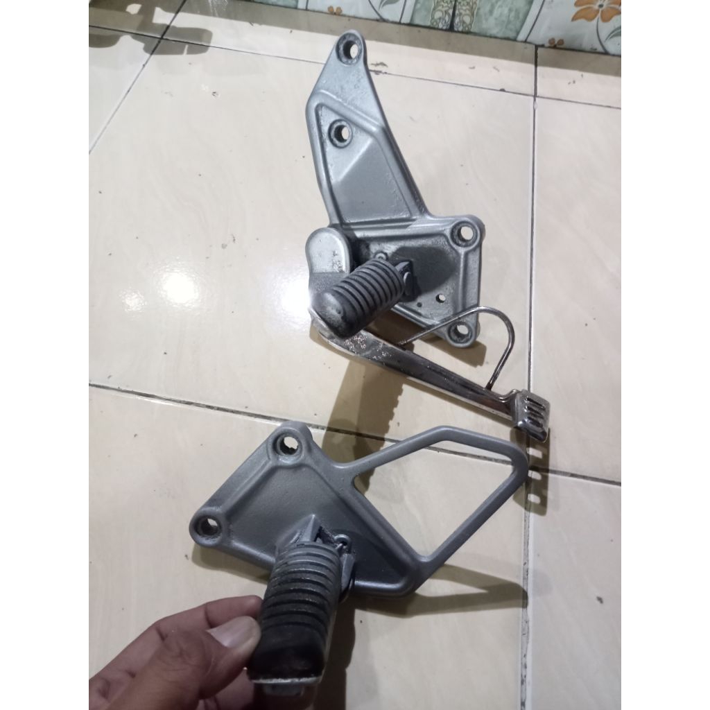 Postep Footstep step Dudukan pijakan kaki depan kanan kiri Kawasaki Ninja 150 R SS original