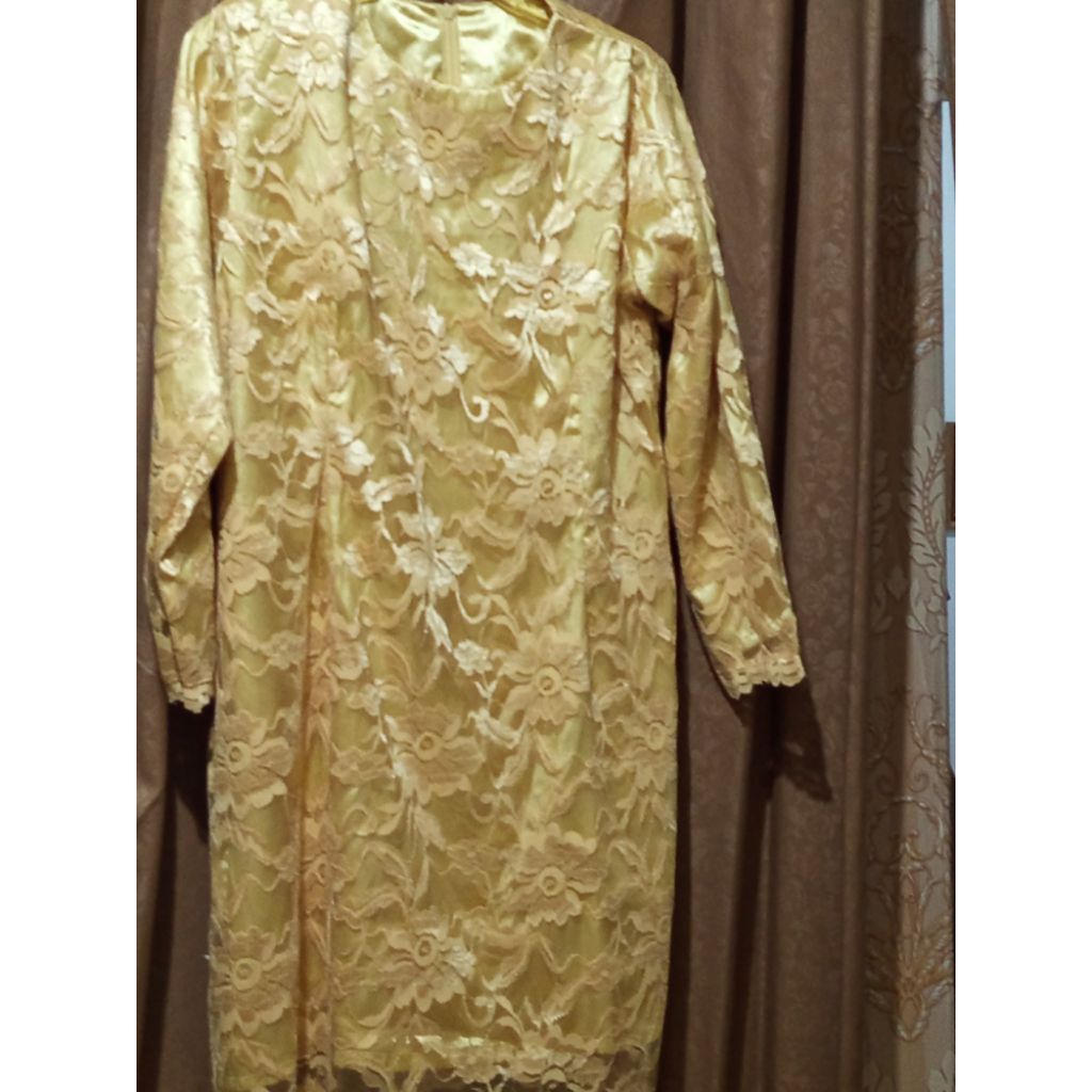 Atasan brokat bunga warna kuning emas