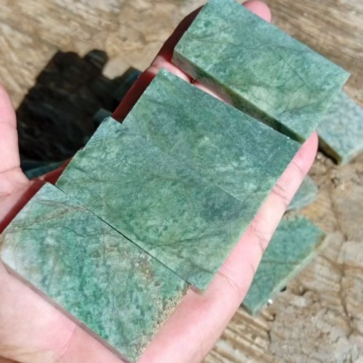 Rough batu idocrase lumut kumbang jati semi cristal