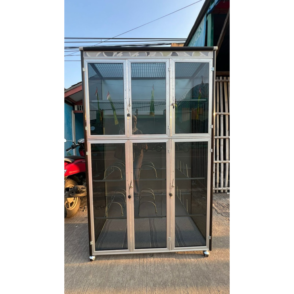 Rak Piring 3 Box Pintu 3 kaca riben Ada roda/ Rak Piring Roda / Rak Piring Alumunium Roda