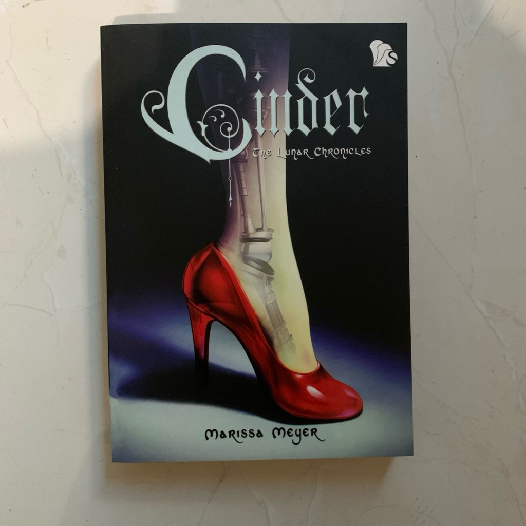 (Preloved) Cinder - Marissa Meyer