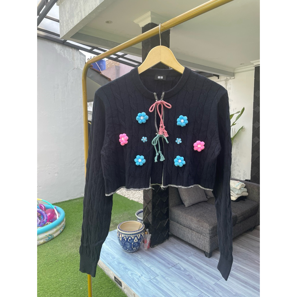 Cardi UNI crop navy pita bunga timbul