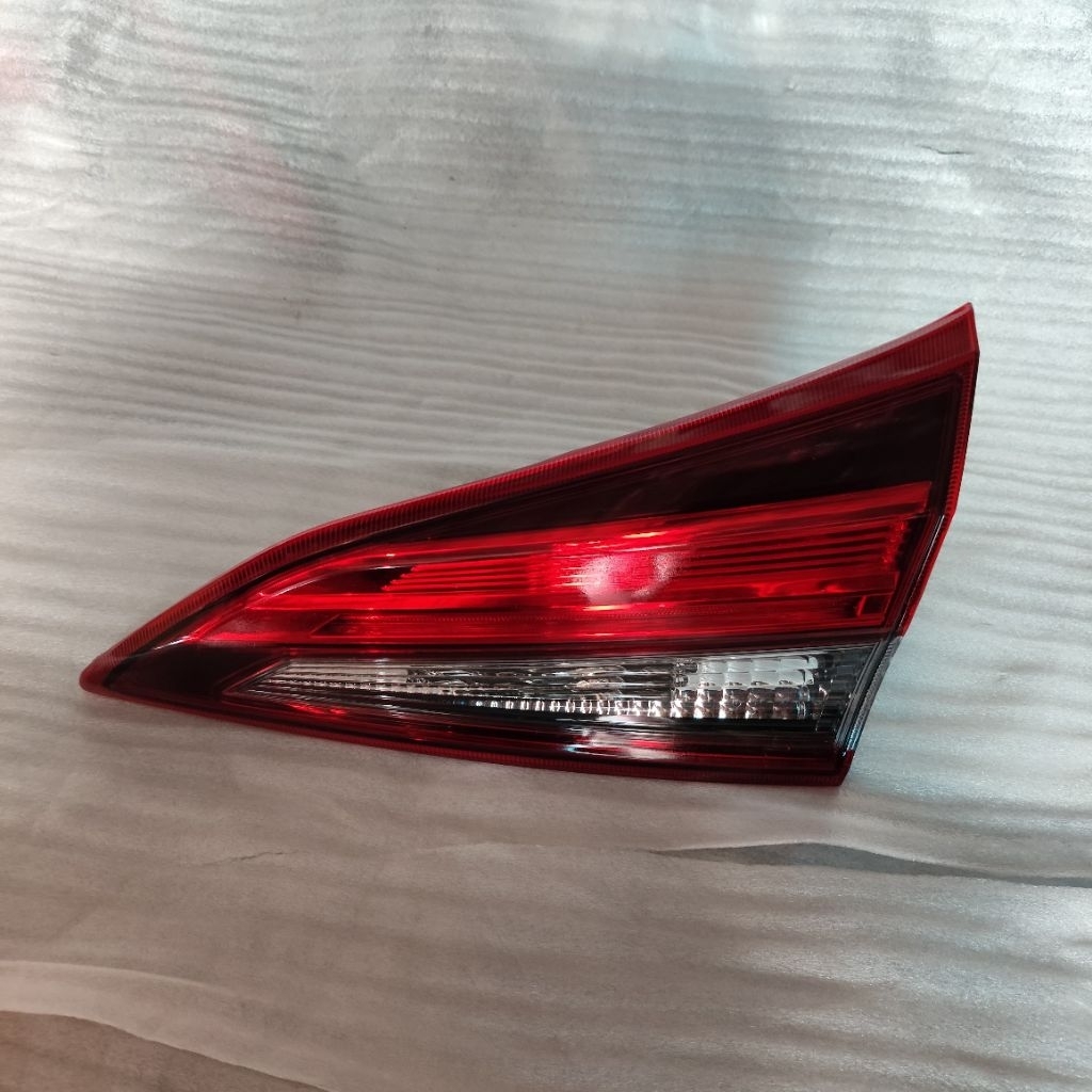 LAMPU REFLEKTOR LAMPU BAGASI BELAKANG MOBIL YARIS 2018 2019 2020 2021 ORIGINAL KANAN