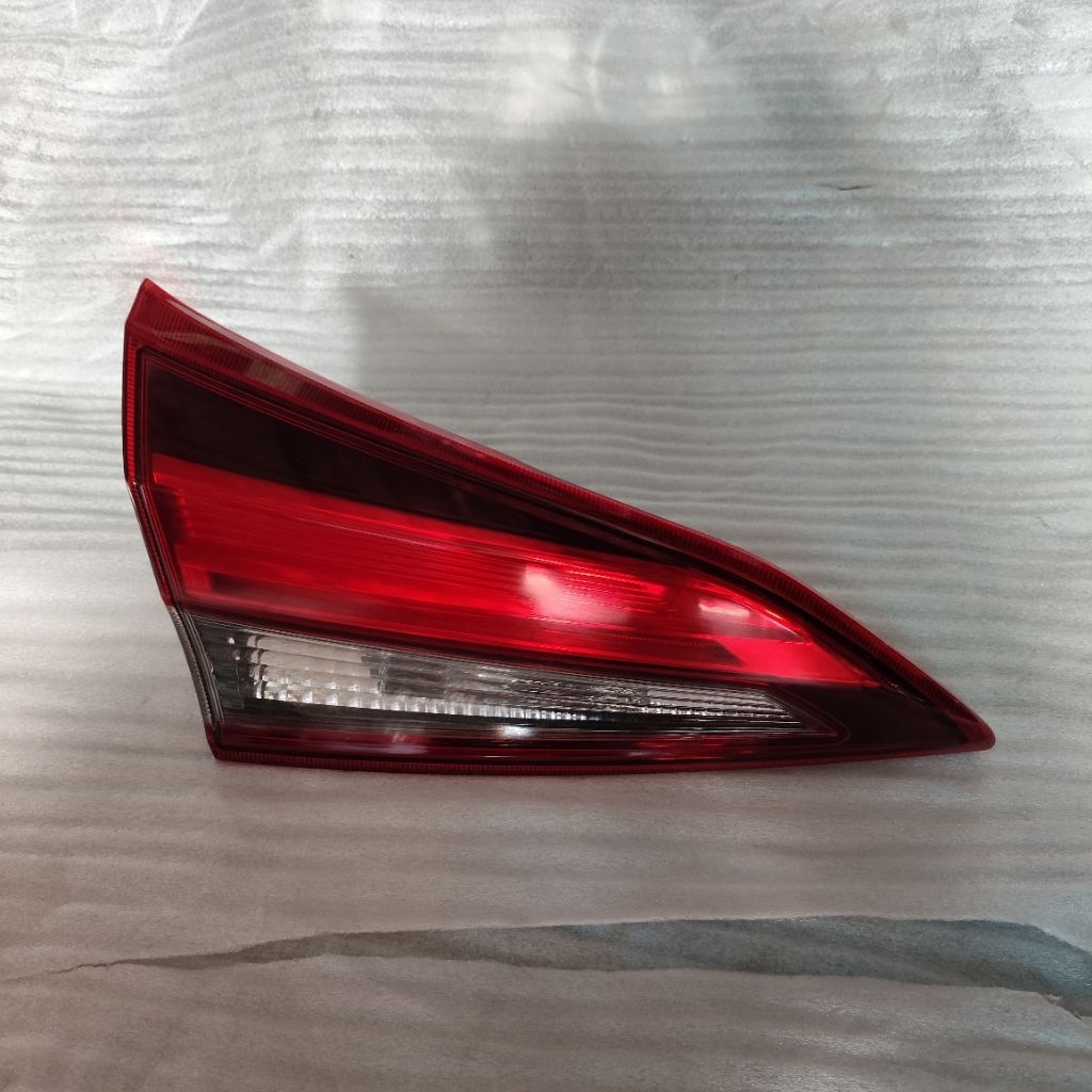 LAMPU REFLEKTOR LAMPU BAGASI BELAKANG MOBIL YARIS 2018 2019 2020 2021 ORIGINAL KIRI