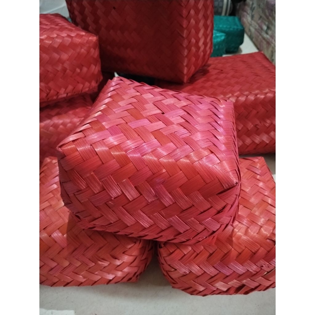 besek bambu warna merah ukuran 15x15/sepasang