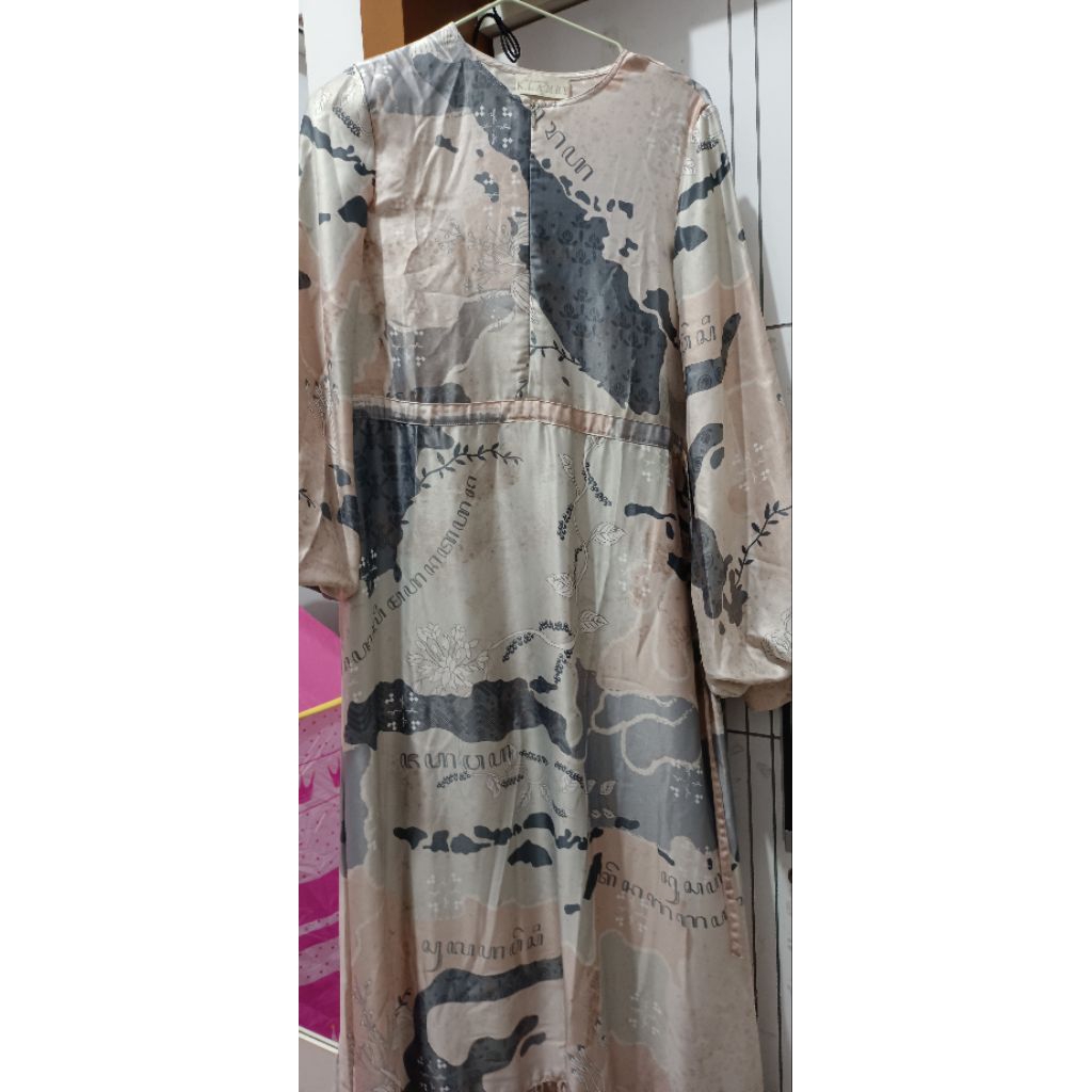 Preloved dress wearing klamby