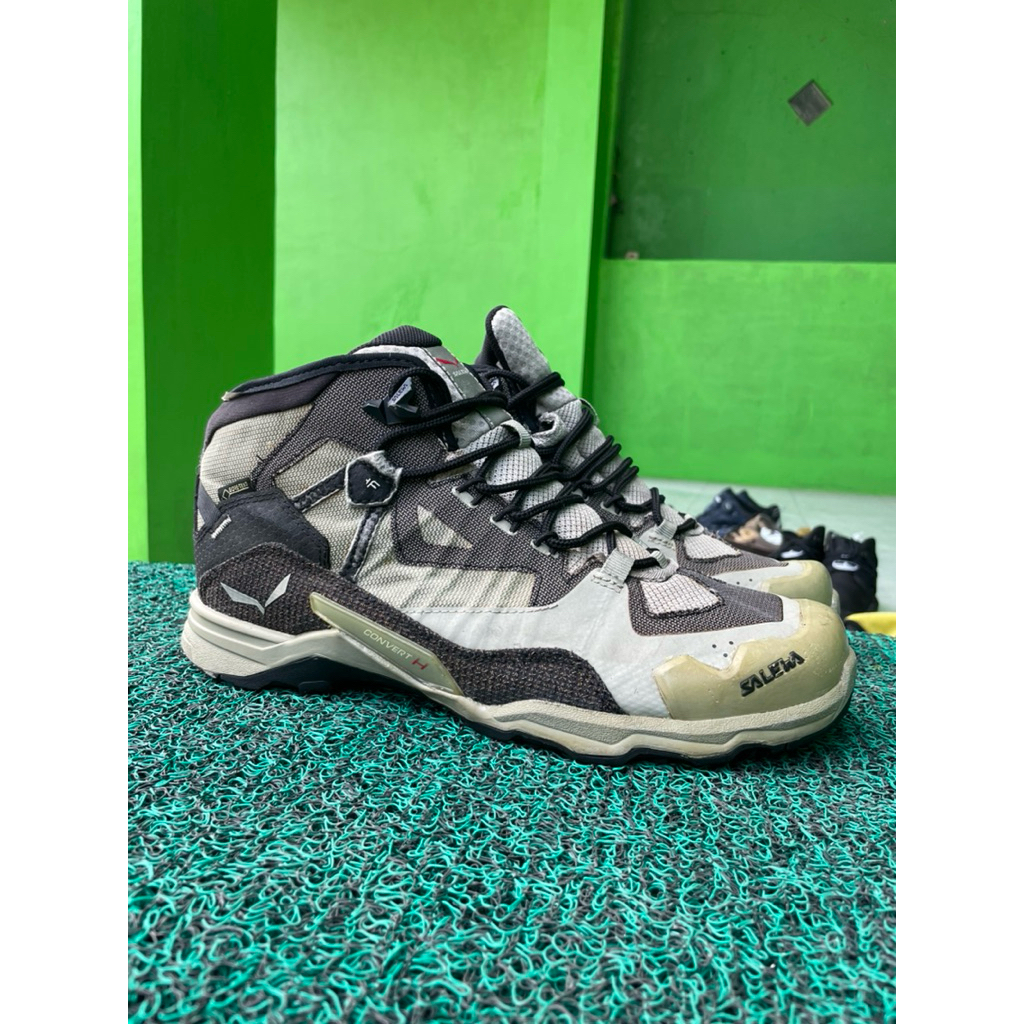 SALEWA KONDISI SEPERTI FOTO SIZE 43 ( SEPATU SECOND ORIGINAL )