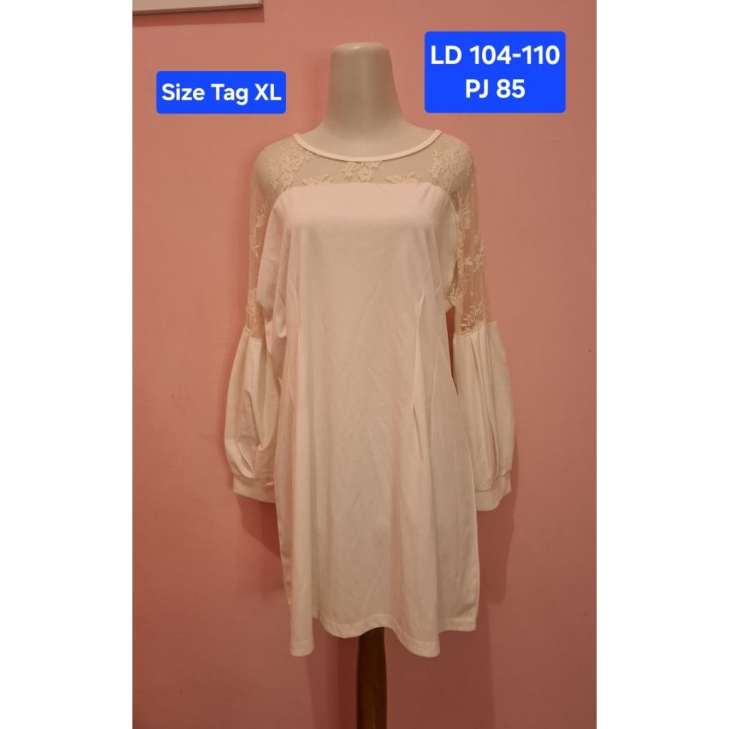 Dress Putih Brukat Lengan Balon Panjang