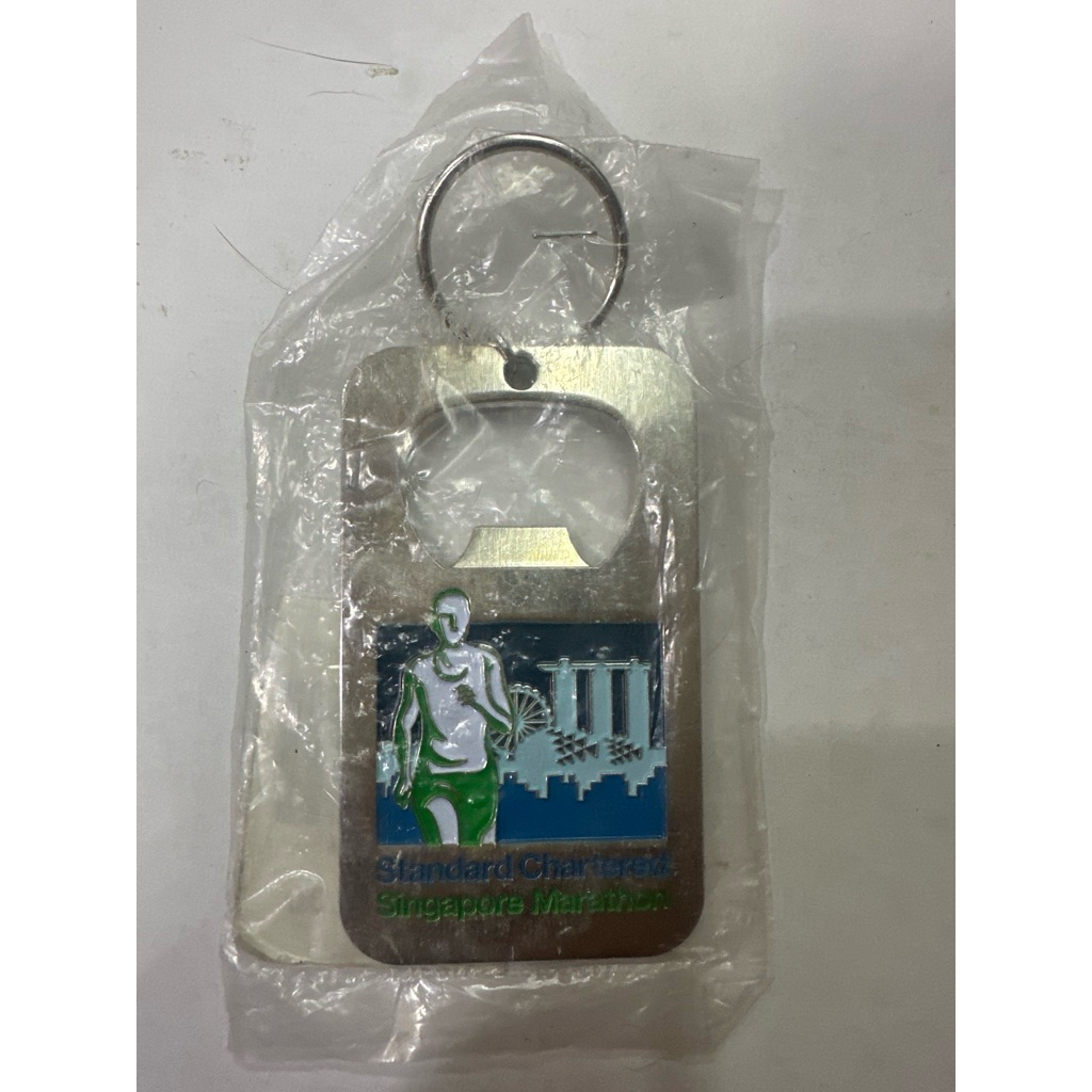 gantungan pembuka botol Singapore Marathon