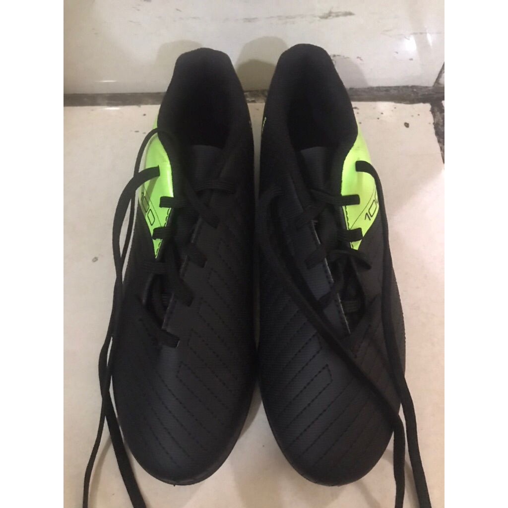 sepatu futsal kipsta decalthon