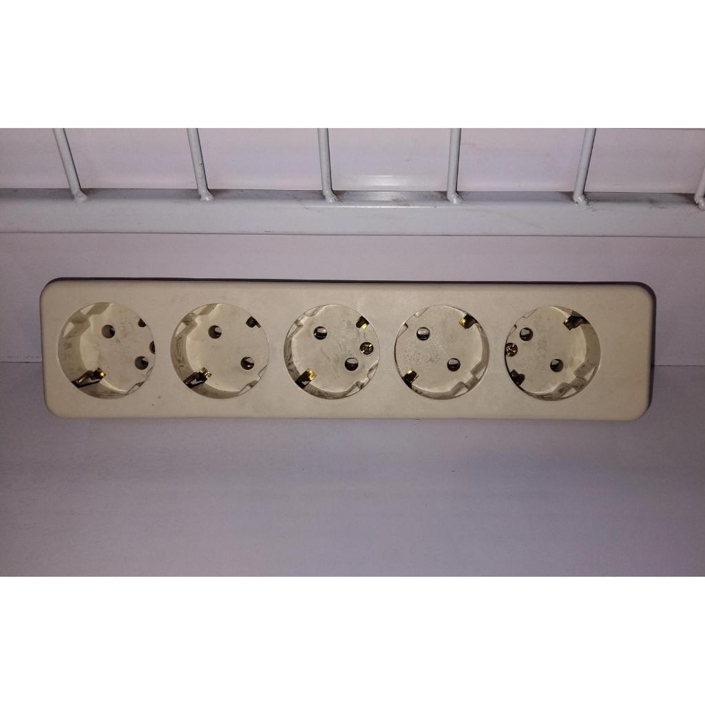 Stop Kontak 5 Lubang Uticon