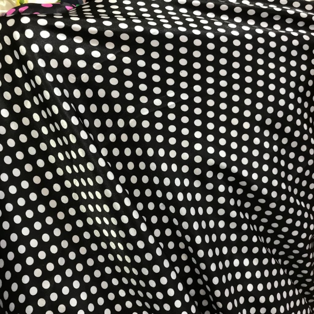kain satin silk motif polkadot ~ kain silk motif polkadot hitam putih ~ kain motif brw