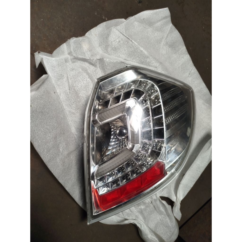 STOPLAMP HONDA JAZZ GE8 VARIASI,LAMPU VARIASI HONDA JAZZ GE8 SEBELAH KANAN,LAMPU BELAKANG VARIASIAN 