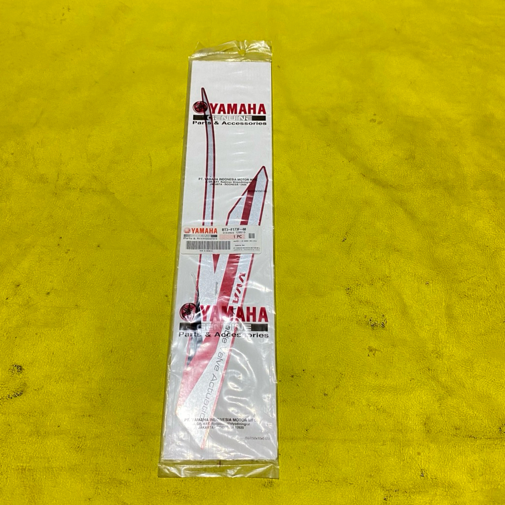 Striping stiker BAGIAN SAYAP KANAN Yamaha Vixion R 2019 merah doff original YGP BT3-F173F-40