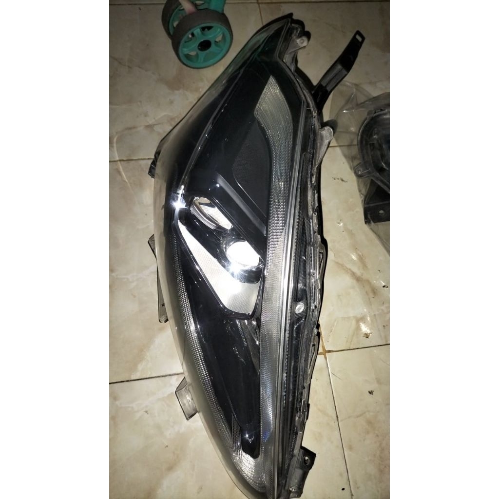 Headlamp toyota Sienta Q lampu depan sienta Q