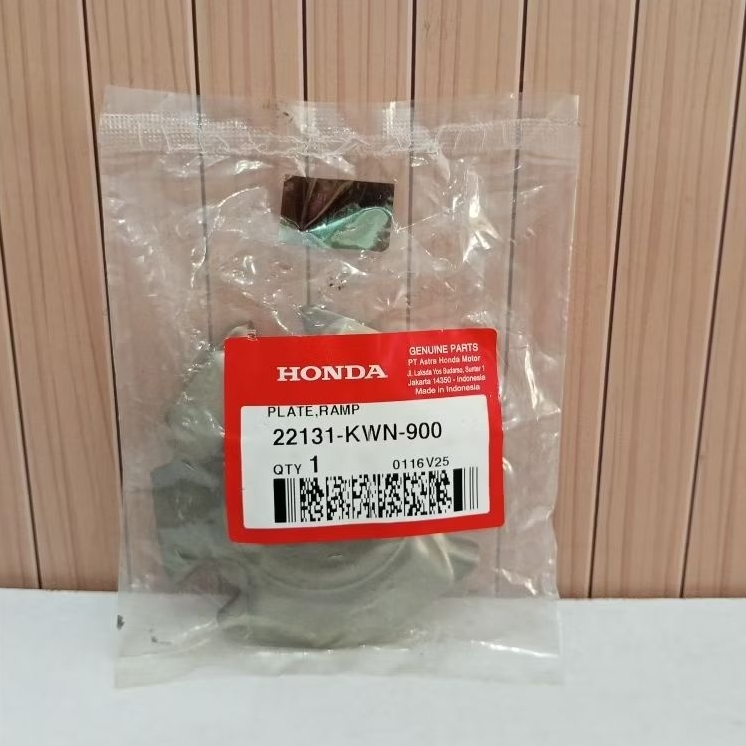 22131-KWN-900 Plat tutup rumah roller Vario 125, Vario 150, PCX 150, ADV 150 Original AHM