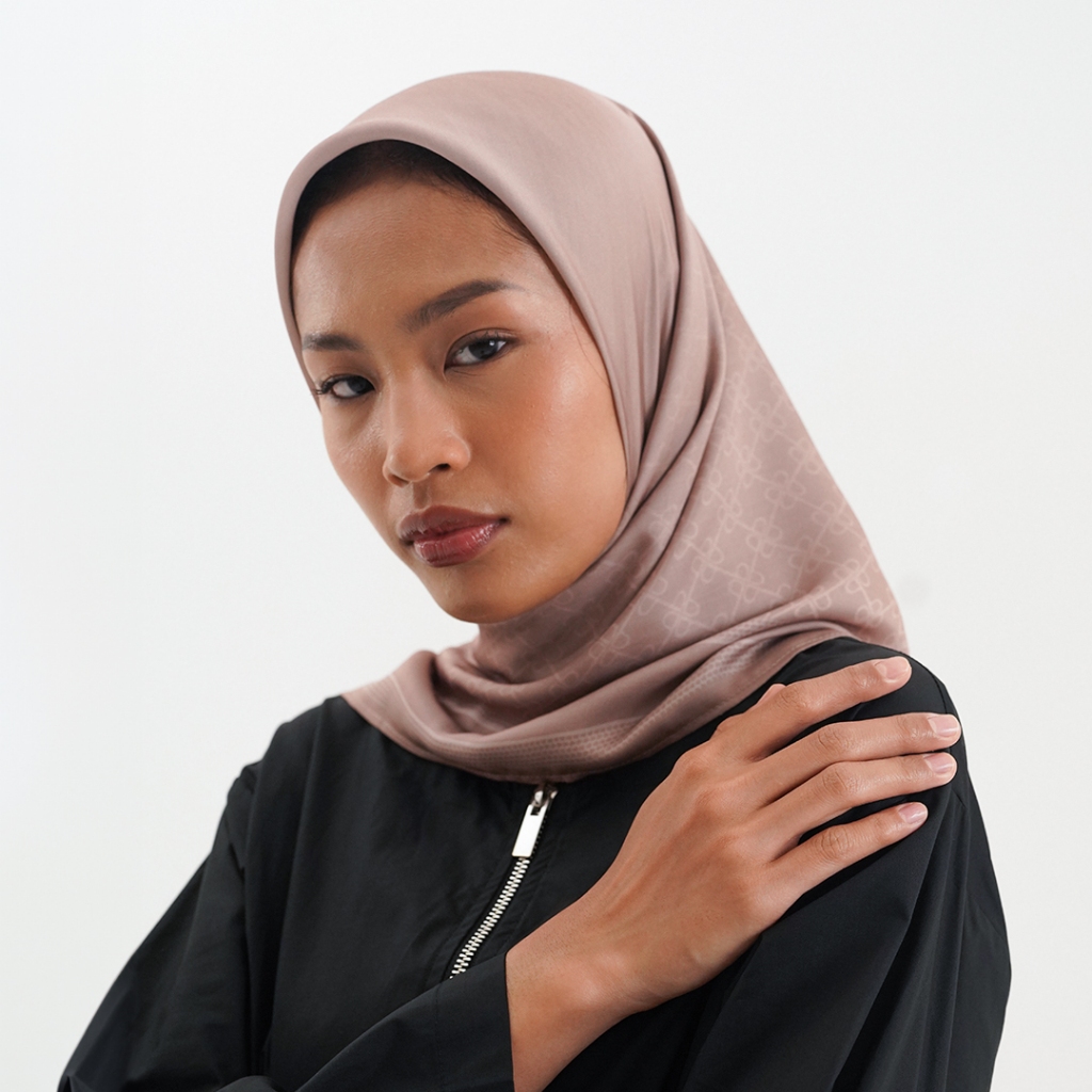 Queensland Gradient Monogram Printed Hijab Segi Empat Motif LIN000612Q Oatmilk