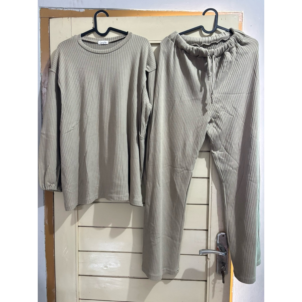 Preloved Camani basic premium knit set - matcha (busui)