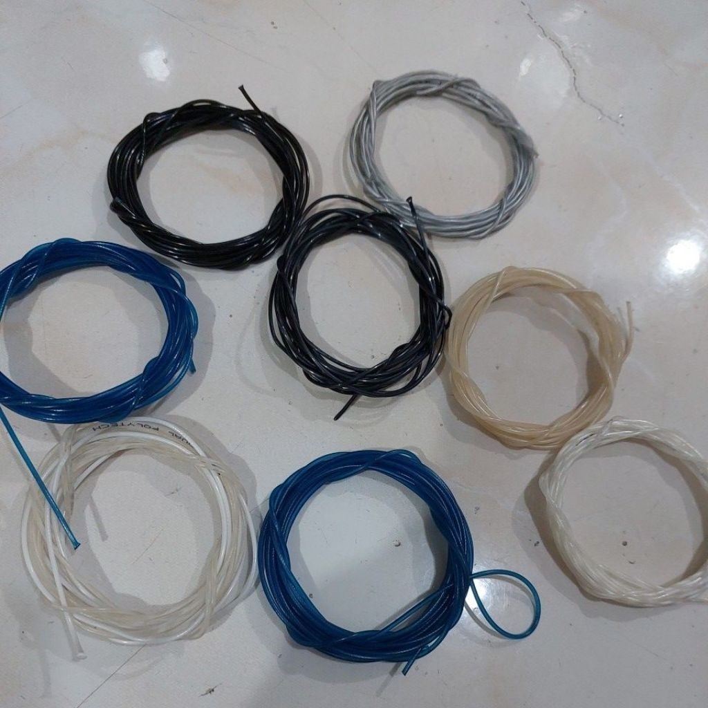 Senar tenis bekas ,bisa buat ukulele,buat potong rumput dll panjang 1.5 m