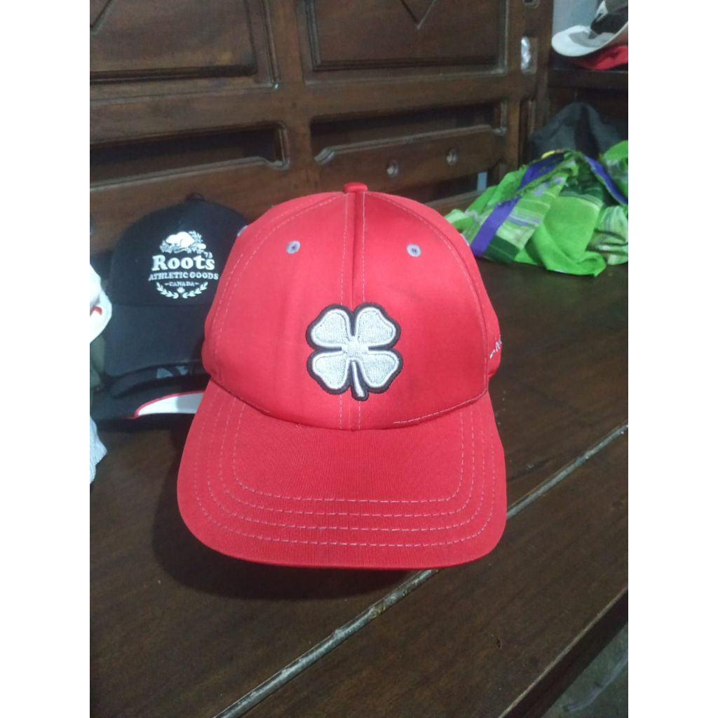 Topi Black Clover merah