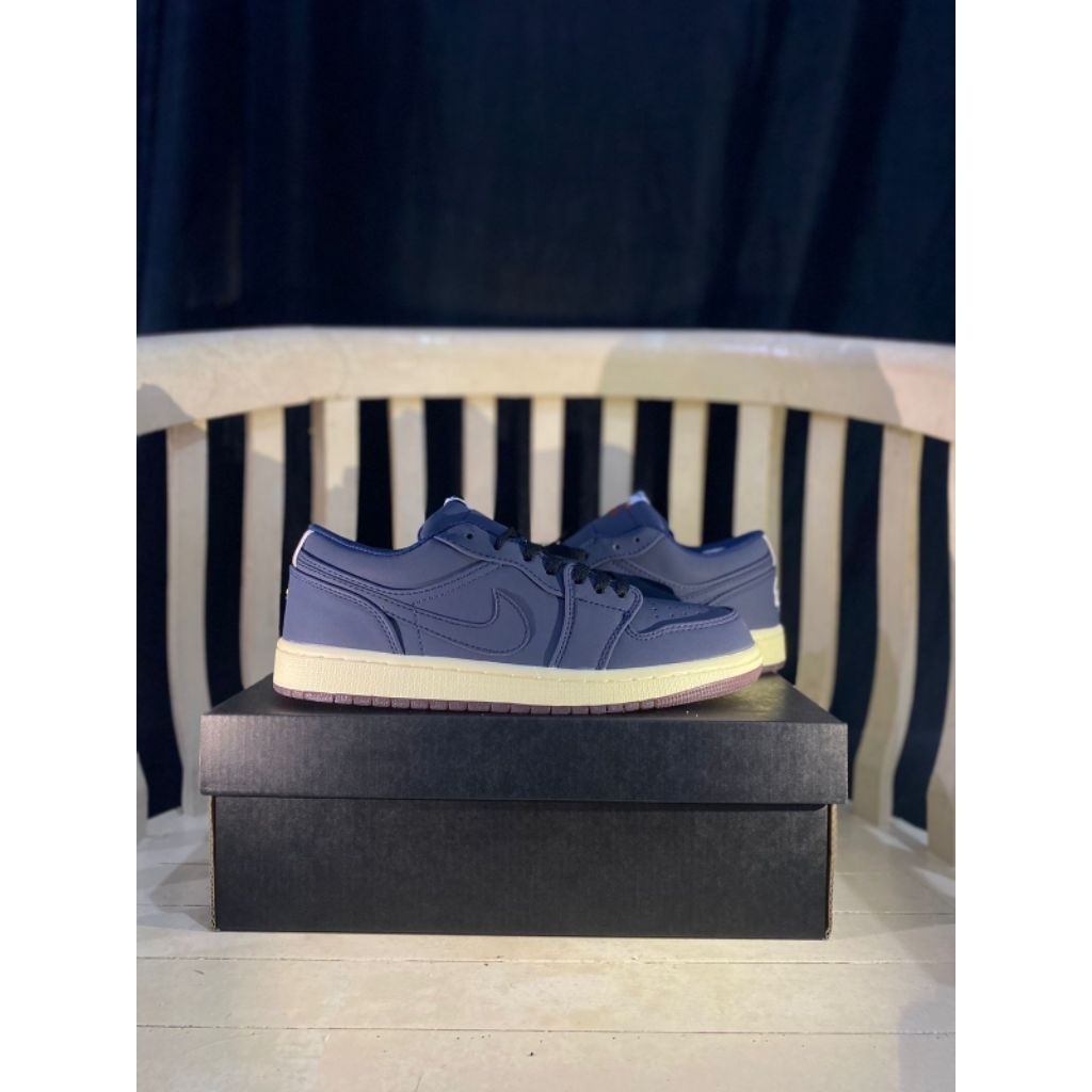 Sepatu sneakers pria jordan low carbon black mengkilap