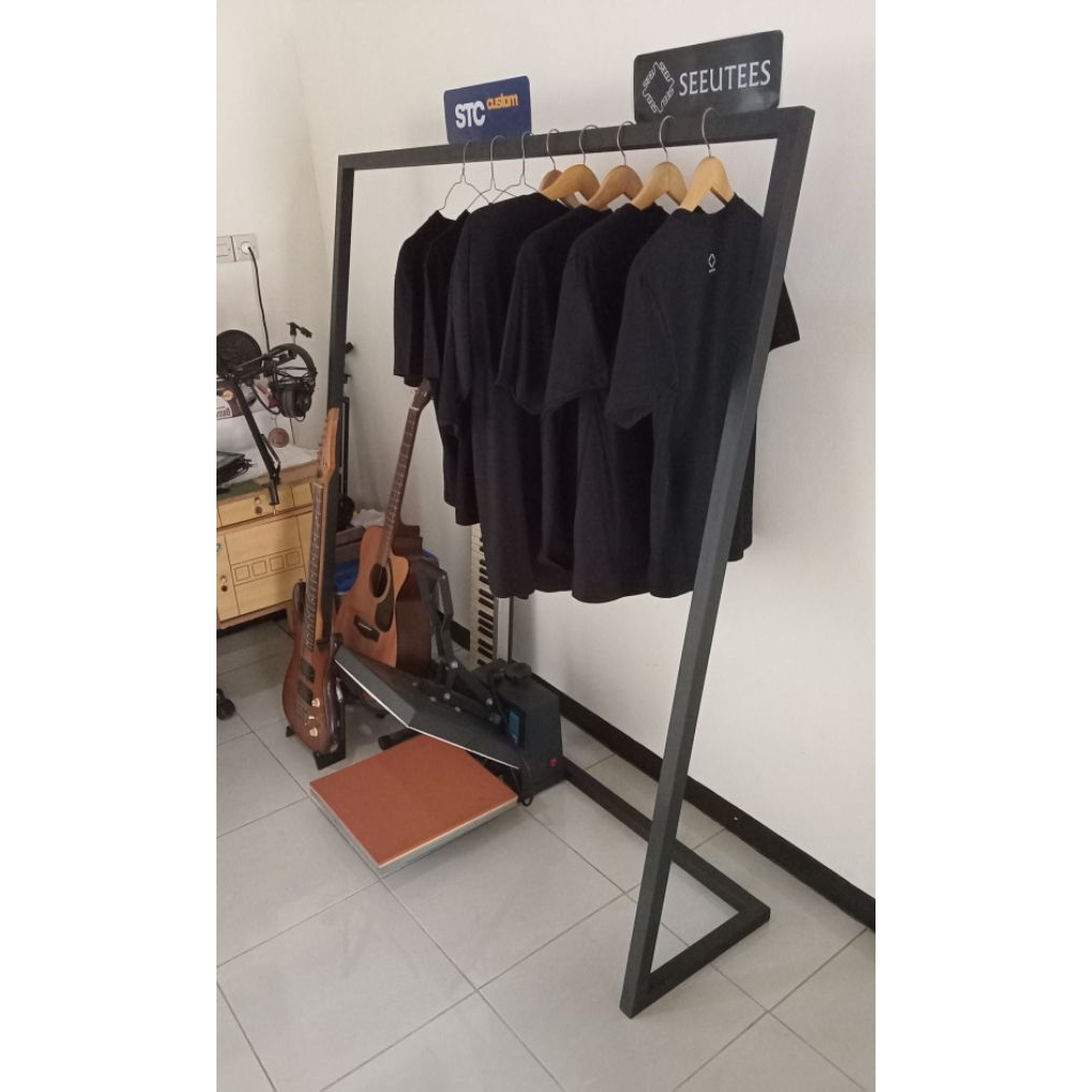 Rak Baju, Gantungan Baju Elegan Keren Masa Kini Toko Distro Toko Pakain