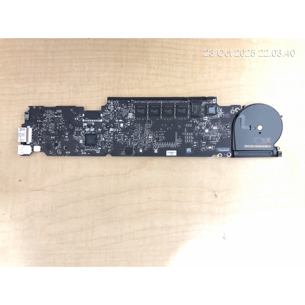 LOGIGBOAR MACBOOK 2013