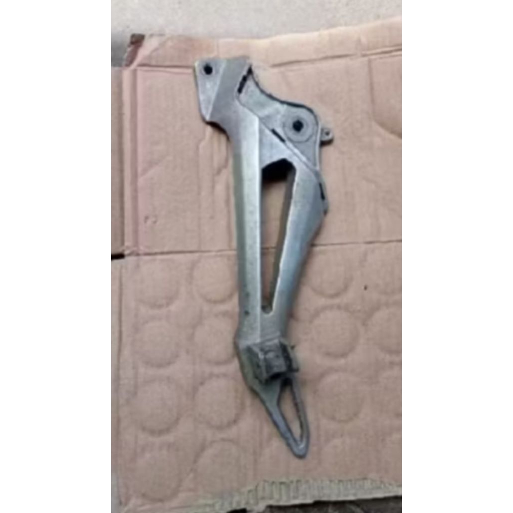 STEP FOSTEP BLAKANG HONDA REVO LAMA KIRI ORIGINAL