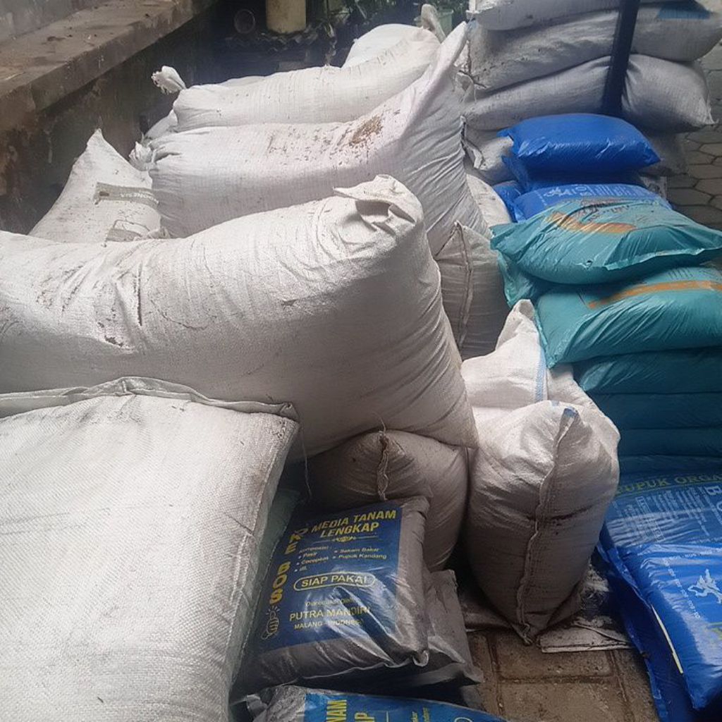 MediaTanam pupuk organik tanaman sayur, bunga dan buah  Repack 1 liter Tanah murni, Kompos,  Sekam b