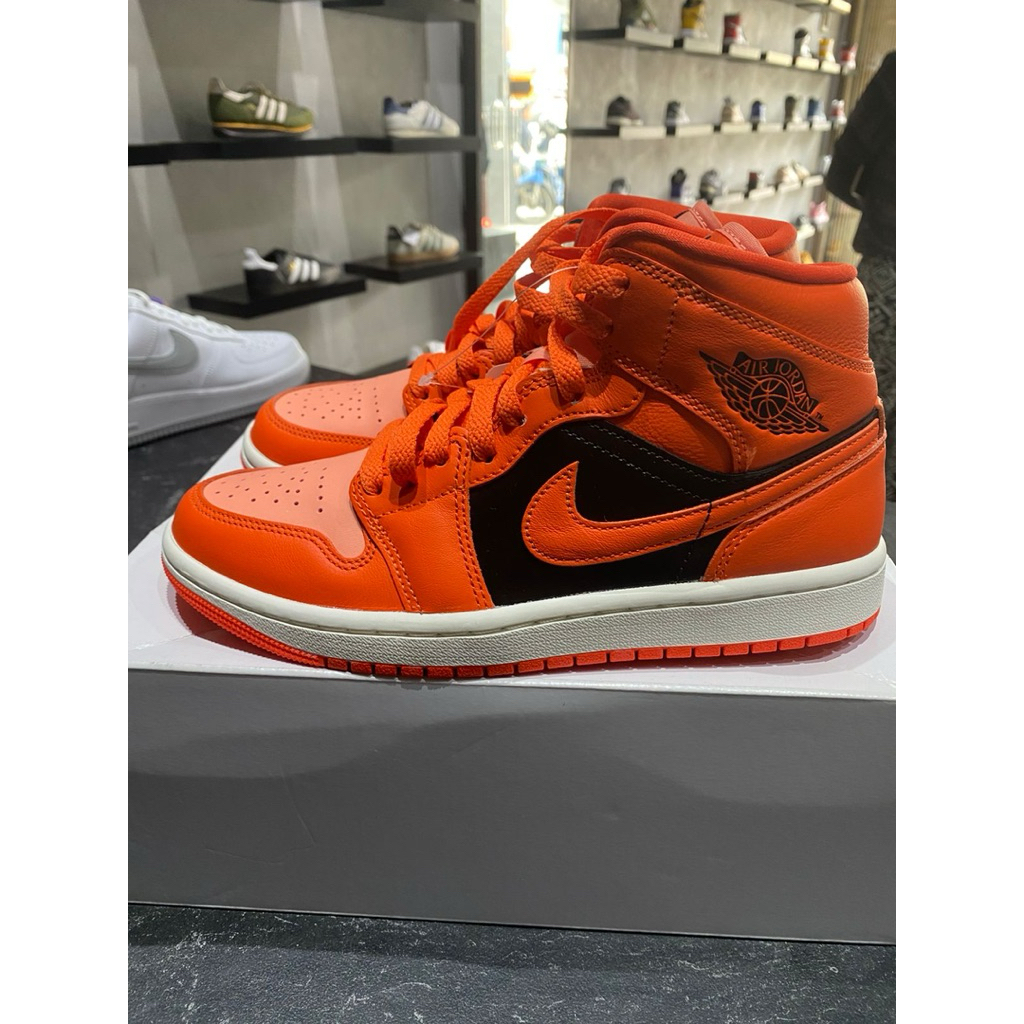 WMNS Air Jordan 1 MID SE