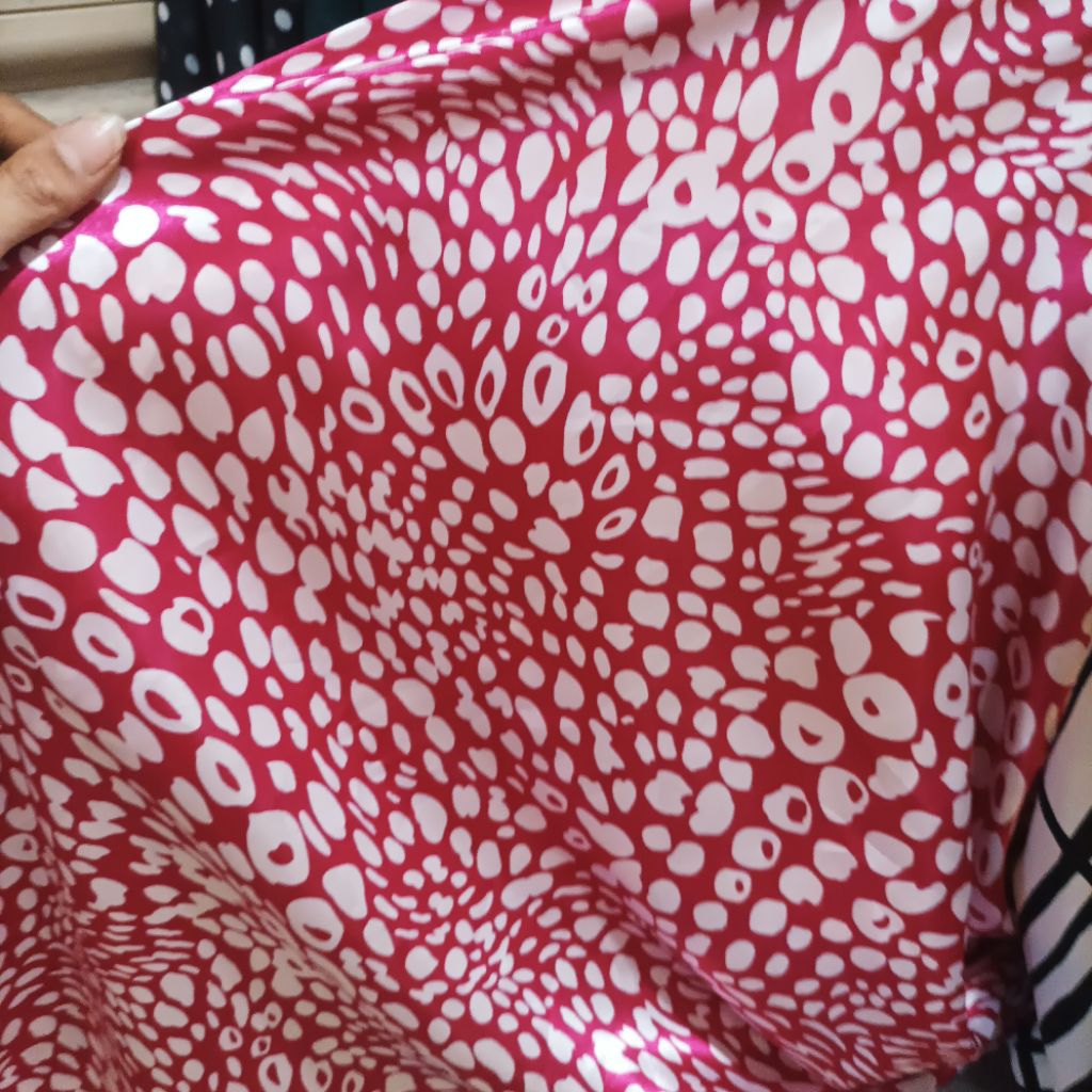 Kain Satin Motif Leopard/Macan Tutul Merah Putih | Satin Silk Meteran (Harga Kain Per½ Meter)LQ