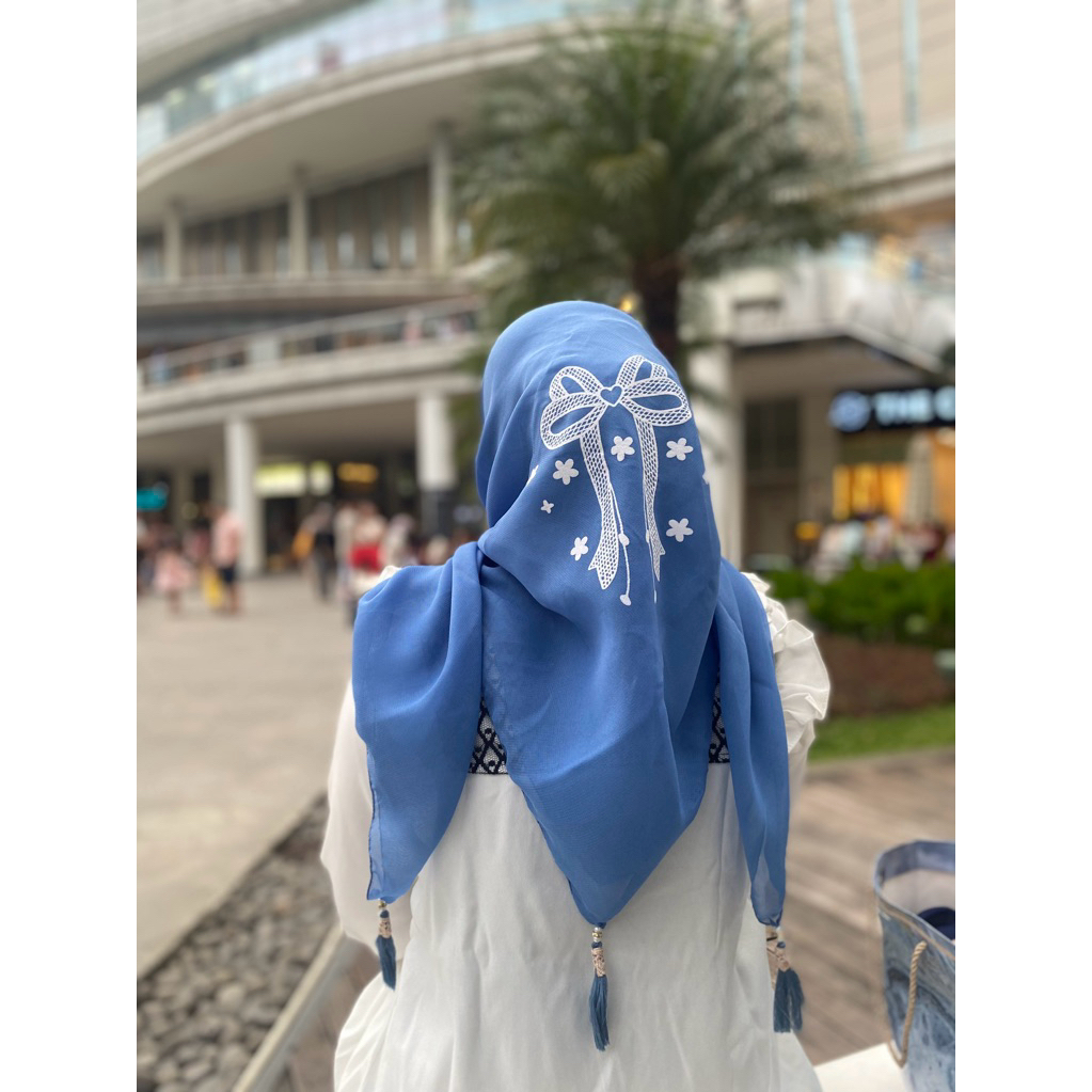 hijab segi empat  bella square motif pita besar bunga jambul premium