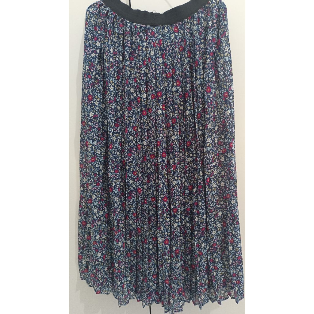 preloved rok plisket motif warna navy