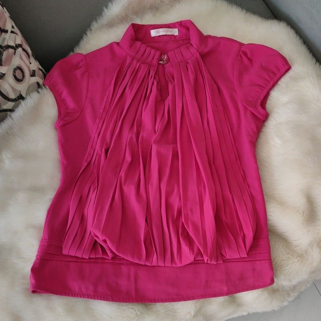 kemeja blouse wanita warna fuschia turtle neck