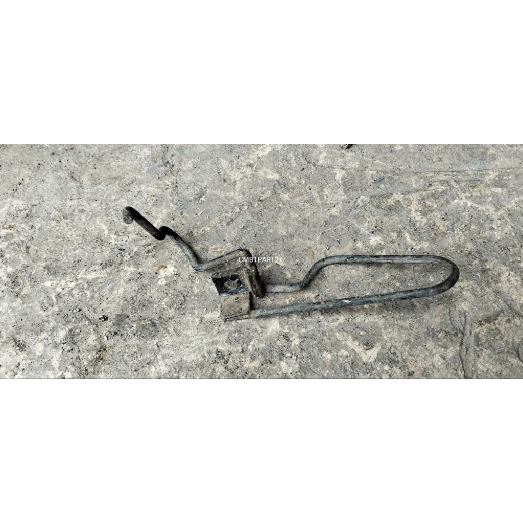 Bracket besi klem selang rem depan bagian bawah Yamaha Mio Sporty original