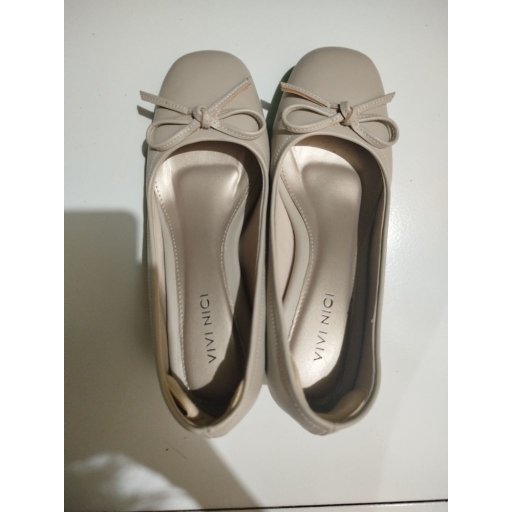 Sepatu preloved vivi nici