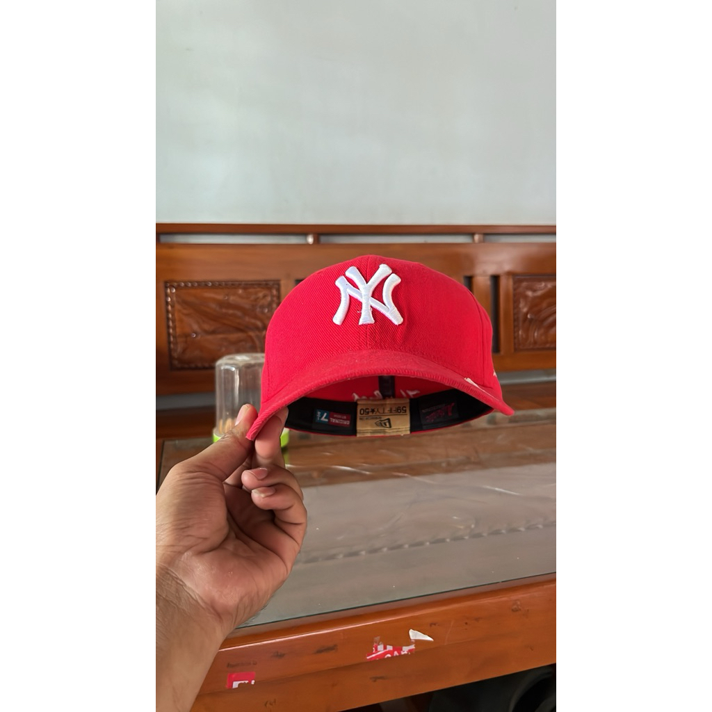 topi capslab goku om leooooooo