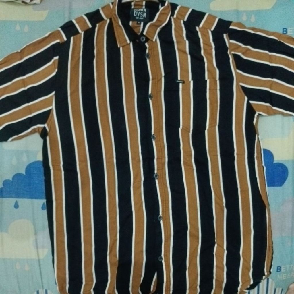 KEMEJA LAKILAKI KEMEJA PRIA ROWNDIVISION MOTIF SALUR GARIS KEKINIAN PRELOVED LIKE NEW BELUM PERNAH P