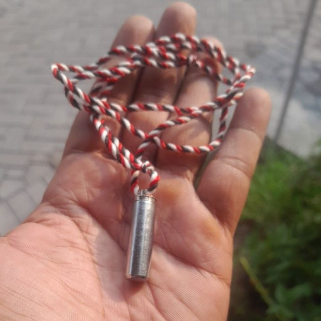 KALUNG TRIDATU LIONTIN TABUNG TITANIUM WARNA PUTIH