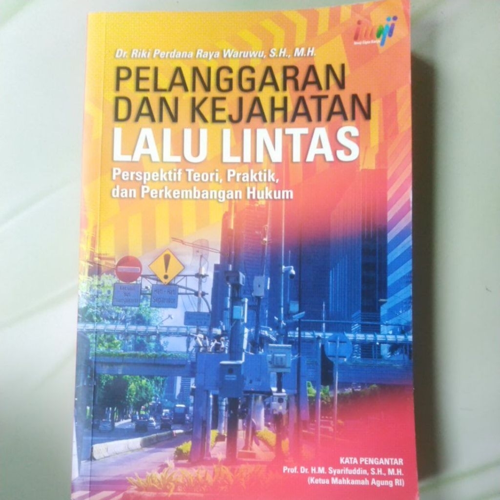Buku Pelanggaran Dan Kejahatan Lalu Lintas Perspektif Teori, Praktik dan Perkembangan Hukum