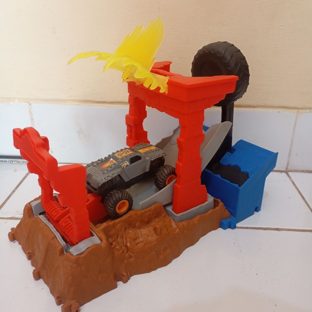 Hotwheels Monster Truck Arena Smasher Fire Crash Challenge Playset