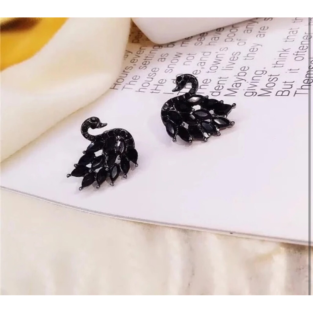 Anting tusuk bentuk angsa warna mata hitam