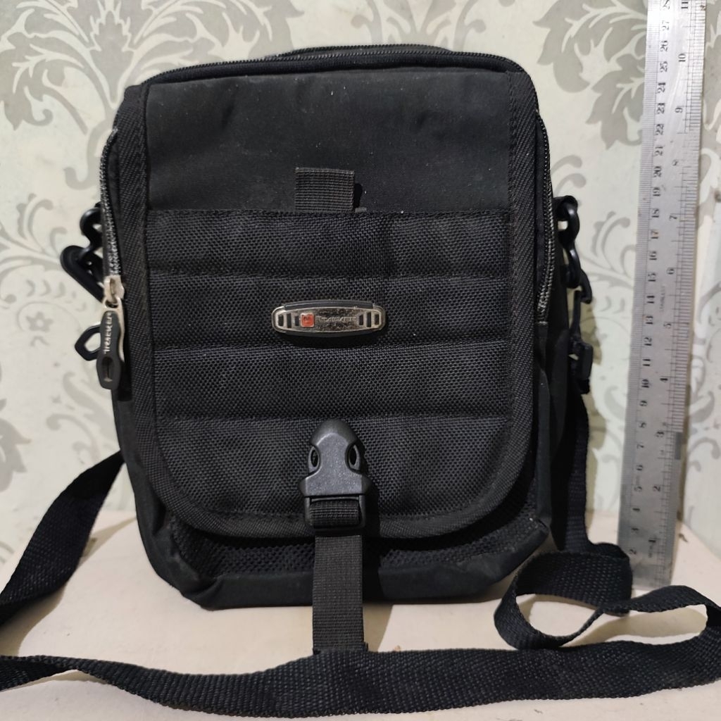 Tas selempang kecil Tracker preloved