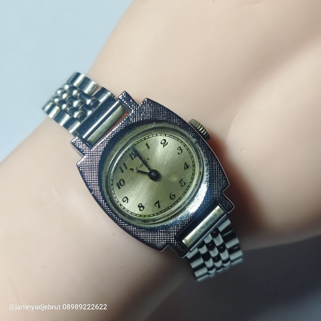 Jam Timex Manual Hand Winding Textured Case Ladies Vintage Bekas