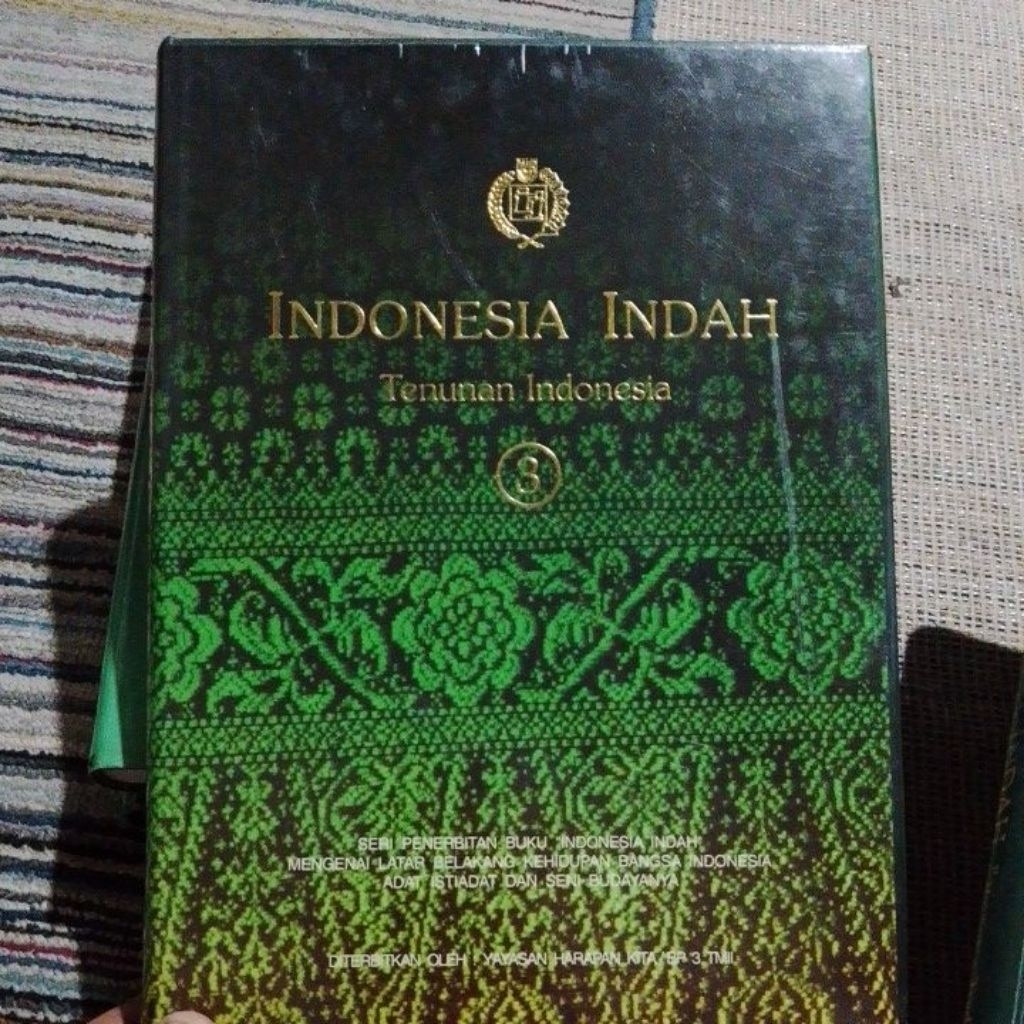 indonesia indah jilid 3 tentang KAIN TENUN