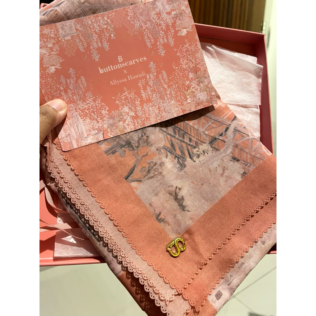 New York 3 Buttonscarves Preloved